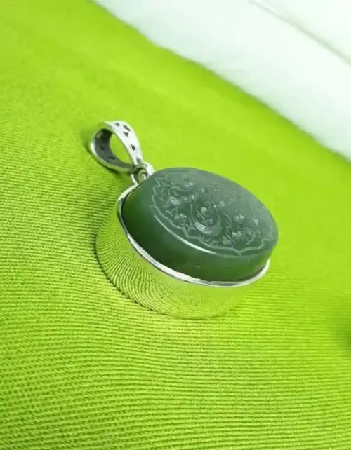مدال عقیق سبز یشمی، همراه با حرز امام جواد
